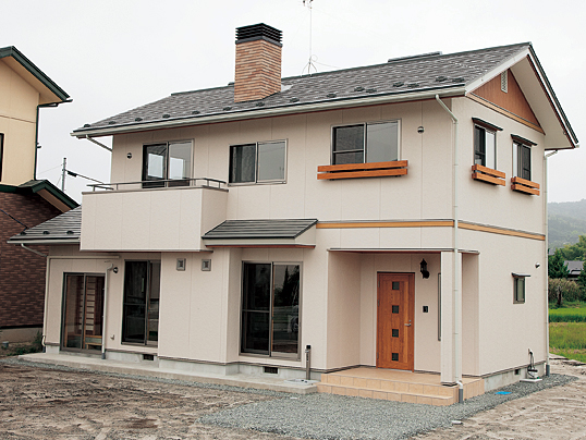 暮らしの空間に快適性と心の豊かさを求めた 自然素材と暖炉のある至福の住まい