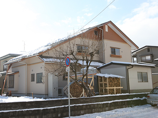 大屋根と煙突がシンボル 和の味わいが随所に活きる無垢の家